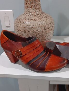 L'ATISTE Two-Tone Brown and Orange Leather Block Heel Pumps